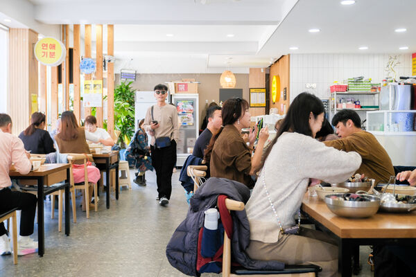 ▲▼韓國釜山「海雲台31cm海鮮刀削麵松亭總店」,海雲台必吃美食,滿滿一鍋海鮮超過癮。(圖/部落客飛天璇提供)