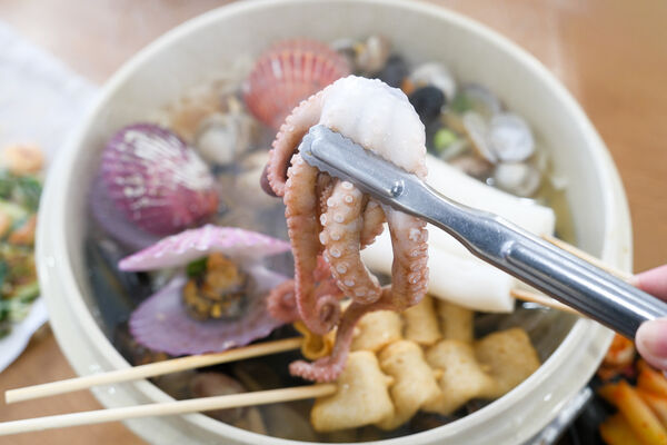 ▲▼韓國釜山「海雲台31cm海鮮刀削麵松亭總店」,海雲台必吃美食,滿滿一鍋海鮮超過癮。(圖/部落客飛天璇提供)