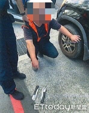 ▲張男向辜男喬債未果,持鋸子怒砍遭警方逮捕。(圖/記者陸運陞翻攝)