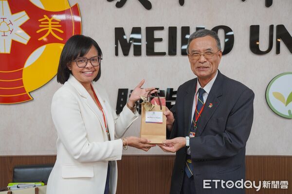 ▲貝里斯大使參訪屏東美和科技大學。(圖/美和科大提供)