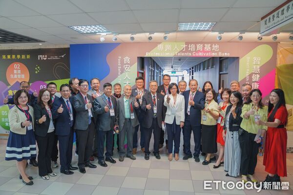 ▲貝里斯大使參訪屏東美和科技大學。(圖/美和科大提供)