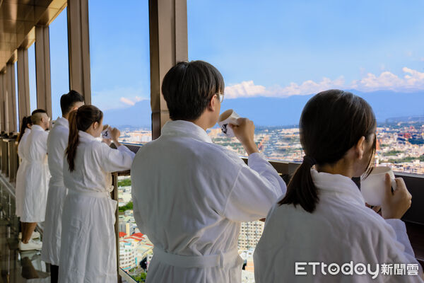 ▲▼ 全台首創耶誕毛孩點燈!嘉義福容 voco聯手「鐵雄」萌力助浪浪 。(圖/嘉義福容 voco提供)