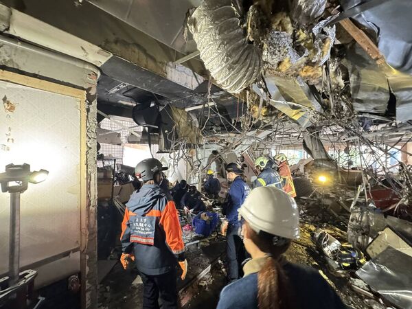 ▲板橋「定食8」氣爆,現場滿目瘡痍,鋼筋明顯外露。(圖/新北市府提供)