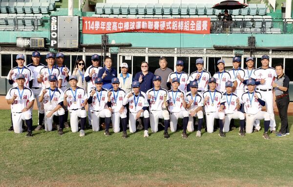 ▲平鎮高中相隔3年再度抱回高中鋁棒聯賽冠軍。李星漢飆速149穩投拿MVP。(圖/學生棒聯提供)