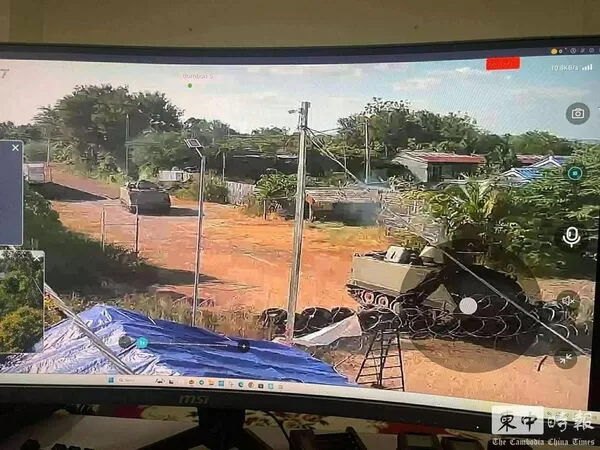 ▲▼ 柬埔寨前線監視器畫面顯示,泰軍裝甲車越境逼近柬埔寨村莊,武裝人員在民宅附近活動。。(圖/翻攝自柬中時報)