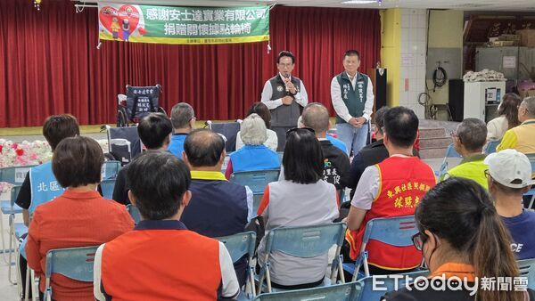 ▲安士達實業連續5年捐贈輪椅,累計逾230輛,協助台南97處社區照顧關懷據點服務長者。(記者林東良攝,下同)