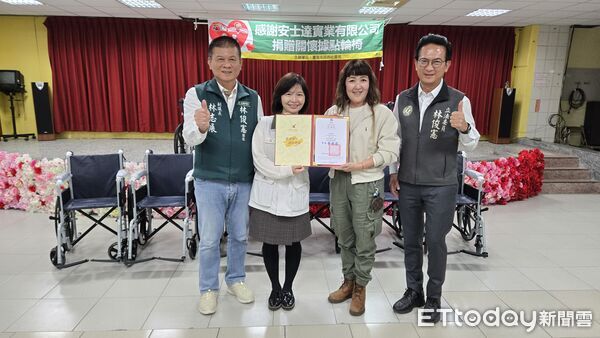 ▲安士達實業連續5年捐贈輪椅,累計逾230輛,協助台南97處社區照顧關懷據點服務長者。(記者林東良攝,下同)