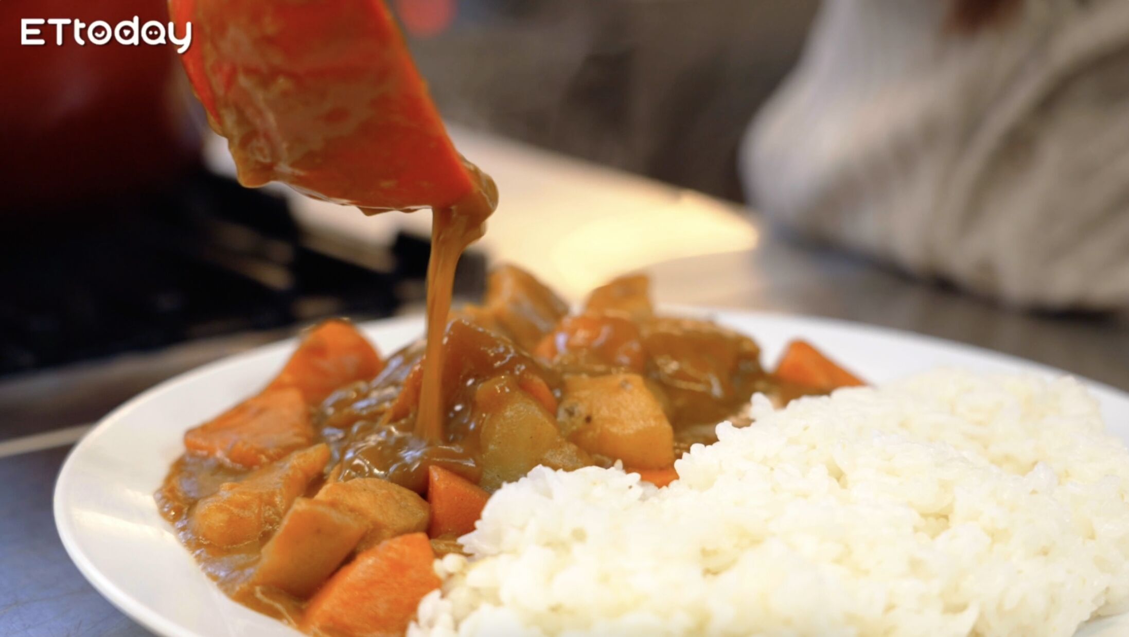 ▲▼ 咖哩,好侍咖哩,廚藝,佛蒙特咖哩,咖哩,廚佛,Fred,群群 。(圖/擷取自影片)