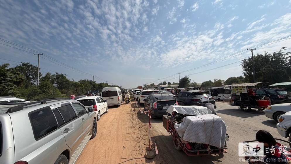 ▲▼泰柬邊境民眾開車撤離。(圖/翻攝自柬中時報)
