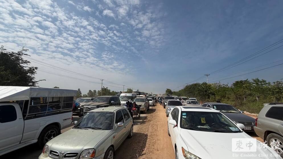 ▲▼泰柬邊境民眾開車撤離。(圖/翻攝自柬中時報)