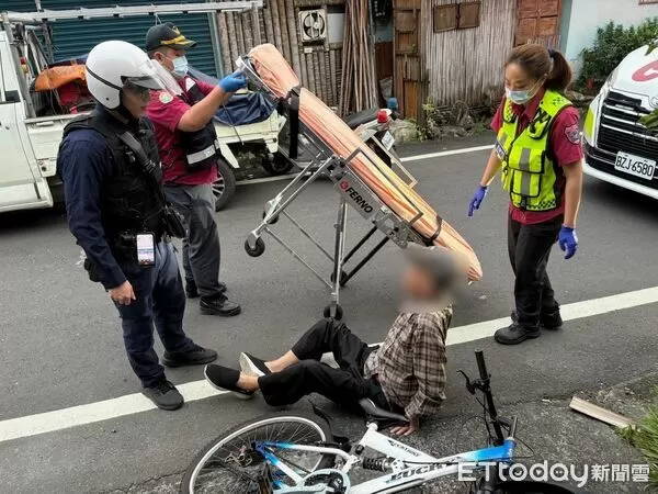 ▲內埔警方協助黃姓阿北就醫。(圖/記者陳崑福翻攝)