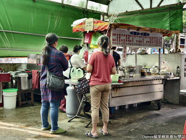 ▲▼中壢在地人早餐中壢隱藏美味,土地公廟前超人氣豬肝粥小吃攤。(圖/部落客DARREN提供)