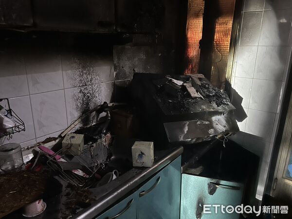 ▲佳冬鄉民宅冒黑煙。(圖/記者陳崑福翻攝)