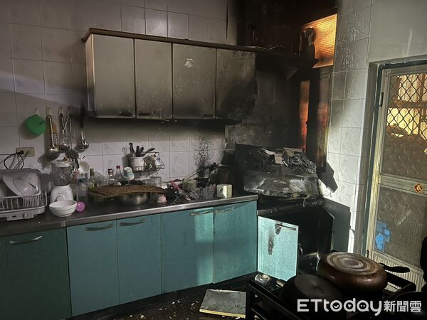 ▲佳冬鄉民宅冒黑煙。(圖/記者陳崑福翻攝)