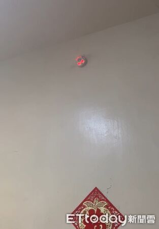 ▲佳冬鄉民宅冒黑煙。(圖/記者陳崑福翻攝)