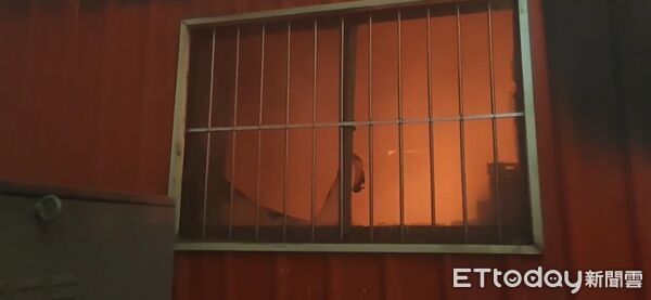 ▲▼花蓮市美工七街一處大理石工廠深夜火警,現場不斷竄出大量火舌及濃煙。(圖/記者王兆麟翻攝,下同)