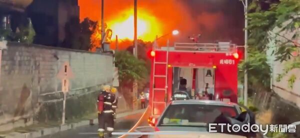 ▲▼花蓮市美工七街一處大理石工廠深夜火警,現場不斷竄出大量火舌及濃煙。(圖/記者王兆麟翻攝,下同)