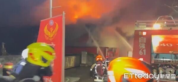 ▲▼花蓮市美工七街一處大理石工廠深夜火警,現場不斷竄出大量火舌及濃煙。(圖/記者王兆麟翻攝,下同)