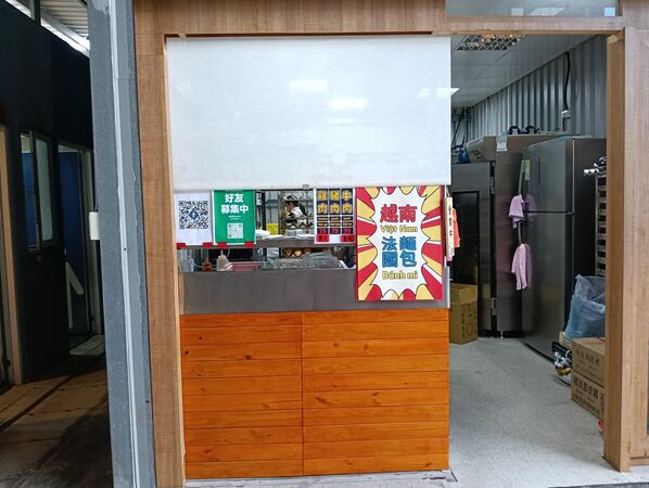 ▲▼桃園中壢美食「只有越南麵包」,隱藏美食廣場裡,超大麵包塞滿肉只要75元。(圖/部落客芽月提供)