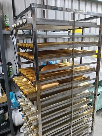 ▲▼桃園中壢美食「只有越南麵包」,隱藏美食廣場裡,超大麵包塞滿肉只要75元。(圖/部落客芽月提供)