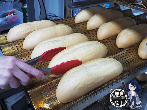 ▲▼桃園中壢美食「只有越南麵包」,隱藏美食廣場裡,超大麵包塞滿肉只要75元。(圖/部落客芽月提供)