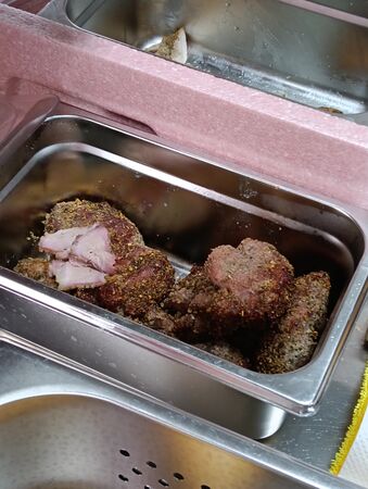 ▲▼桃園中壢美食「只有越南麵包」,隱藏美食廣場裡,超大麵包塞滿肉只要75元。(圖/部落客芽月提供)