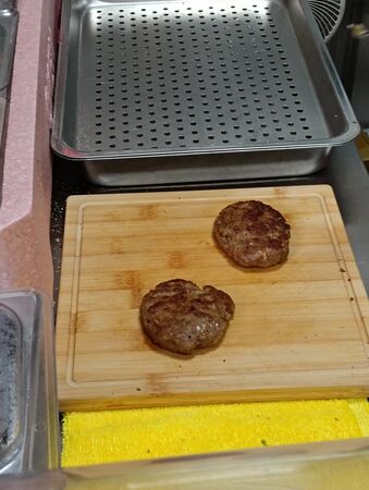 ▲▼桃園中壢美食「只有越南麵包」,隱藏美食廣場裡,超大麵包塞滿肉只要75元。(圖/部落客芽月提供)