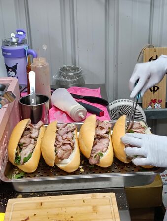 ▲▼桃園中壢美食「只有越南麵包」,隱藏美食廣場裡,超大麵包塞滿肉只要75元。(圖/部落客芽月提供)