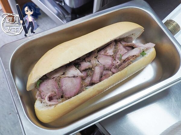 ▲▼桃園中壢美食「只有越南麵包」,隱藏美食廣場裡,超大麵包塞滿肉只要75元。(圖/部落客芽月提供)