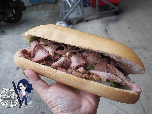 ▲▼桃園中壢美食「只有越南麵包」,隱藏美食廣場裡,超大麵包塞滿肉只要75元。(圖/部落客芽月提供)