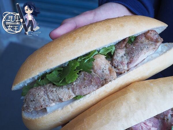▲▼桃園中壢美食「只有越南麵包」,隱藏美食廣場裡,超大麵包塞滿肉只要75元。(圖/部落客芽月提供)