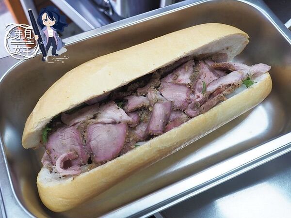 ▲▼桃園中壢美食「只有越南麵包」,隱藏美食廣場裡,超大麵包塞滿肉只要75元。(圖/部落客芽月提供)