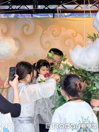 ▲今年德妮嗨派對以「種萌伴大鬧火焰山」為主題,三大遊戲館吸引大量親子闖關。(記者林東良翻攝,下同)