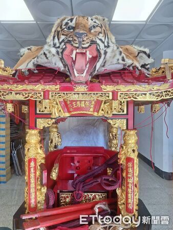 ▲▼木柵集應廟「保儀尊王」首次受邀參與艋舺青山王祭正日遶境,廟方特別啟用珍藏「虎頭」法器。(圖/木柵集應廟提供)