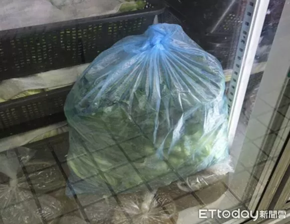 辛殿麻辣鍋青江菜驗出芬普尼0.001ppm。(圖/北市衛生局提供)。