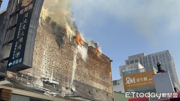 ▲台南已停業的石頭火鍋店突然起火。(圖/記者林東良翻攝)