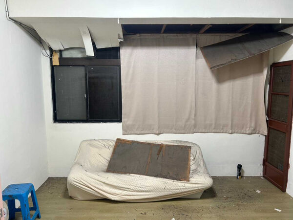 板橋住家因氣爆而滿目瘡痍,住戶在睡夢中被驚醒,還一度以為是「阿共打過來」。(圖/翻攝畫面)