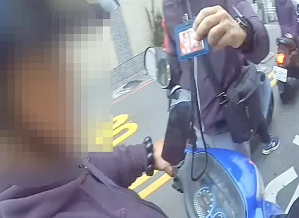 ▲桃園警分局員警掌握徐姓男子在桃園地區販售毒品,8日上午持拘票與搜索票在中壢區中華路查獲徐男到案。(圖/桃園警方提供)