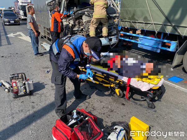 ▲國八東向外側便道與南133線路口發生三車事故,水肥車車頭嚴重變形,消防人員在現場破壞車體救援。(民眾提供,下同)