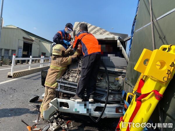 ▲國八東向外側便道與南133線路口發生三車事故,水肥車車頭嚴重變形,消防人員在現場破壞車體救援。(民眾提供,下同)