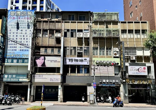 ▲▼板橋江子翠「蚓珈琲」,神祕巷口二樓老宅公寓居家風咖啡廳。(圖/部落客小虎提供)