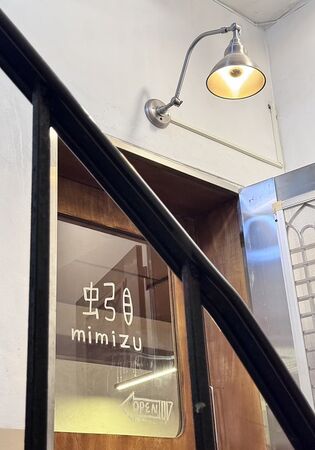 ▲▼板橋江子翠「蚓珈琲」,神祕巷口二樓老宅公寓居家風咖啡廳。(圖/部落客小虎提供)