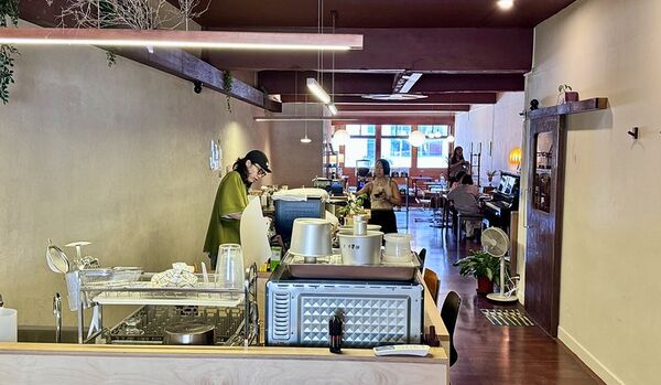 ▲▼板橋江子翠「蚓珈琲」,神祕巷口二樓老宅公寓居家風咖啡廳。(圖/部落客小虎提供)