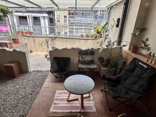 ▲▼板橋江子翠「蚓珈琲」,神祕巷口二樓老宅公寓居家風咖啡廳。(圖/部落客小虎提供)