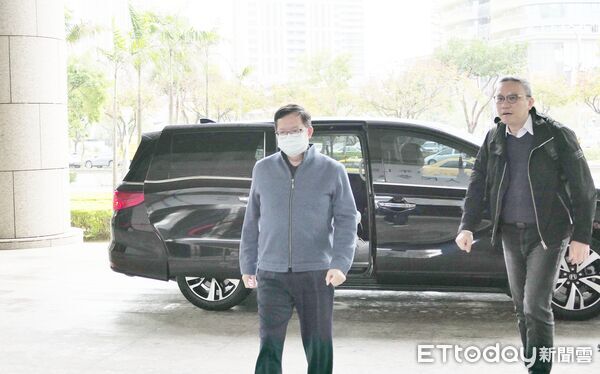 ▲前海基會董事長鄭文燦涉貪案,院方今天召開第十次準備程序庭,鄭文燦出庭前徐步進入法院未發一語。(圖/記者沈繼昌攝)