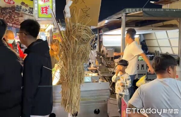 ▲▼雲林東南夜市出現多個稻草棒。(圖/記者游瓊華翻攝)