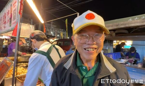 ▲▼雲林東南夜市出現多個稻草棒。(圖/記者游瓊華翻攝)