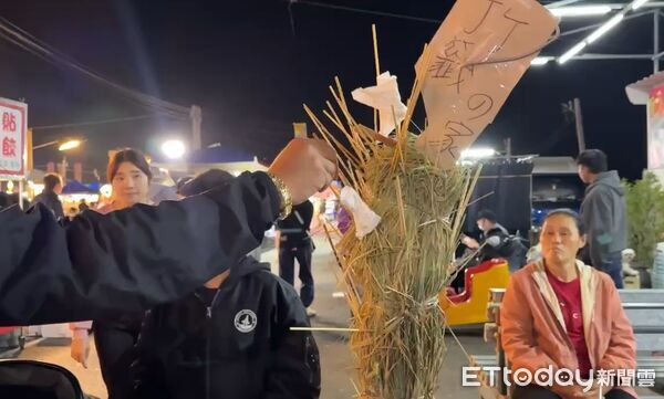 ▲▼雲林東南夜市出現多個稻草棒。(圖/記者游瓊華翻攝)