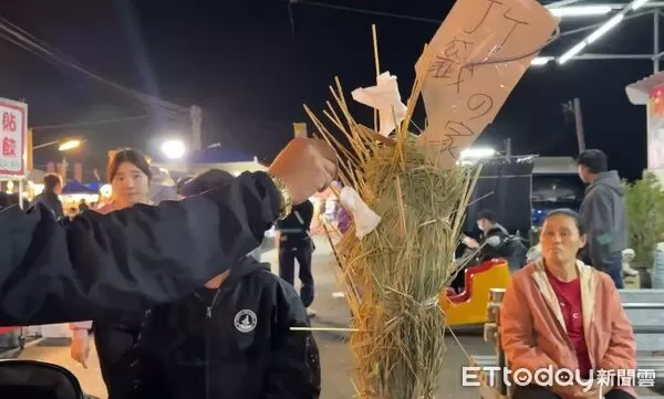 ▲▼雲林東南夜市出現多個稻草棒。(圖/記者游瓊華翻攝)