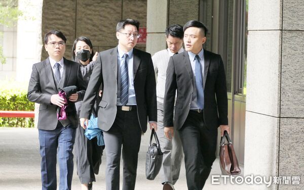 ▲前海基會董事長鄭文燦涉貪案,檢方一主任檢察官呂象吾(中)、吳昇峰(左)與公訴檢察官邱健盛(右)等人蒞庭。(圖/記者沈繼昌攝)